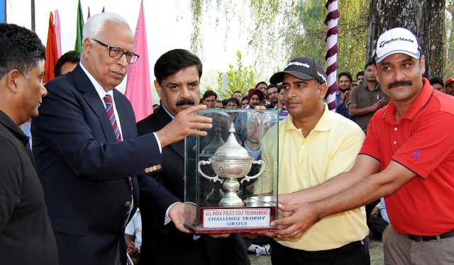 Governor presenting trophy to NSG Team-Scoop News