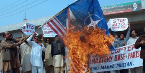 Pakistani protesters bun NATO and American flags in 2013. 