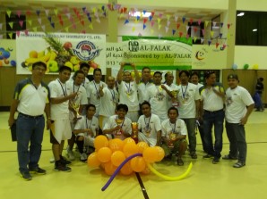 Cooline receives the Championship trophy from Commissioners Jun Sanchez and Edwin Caliboso