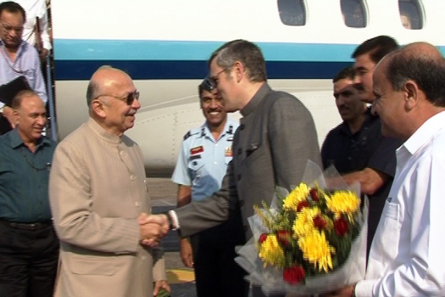 Chief Minister, Omar Abdullah receiving Union Home Minister, Sushilkumar Shinde  at Technical Airport Jammu-Scoop News