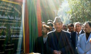 Union Minister for Health and Family welfare, Gh. Nabi Azad laying foundation stone of Hospital at Gundhow-15 (1)