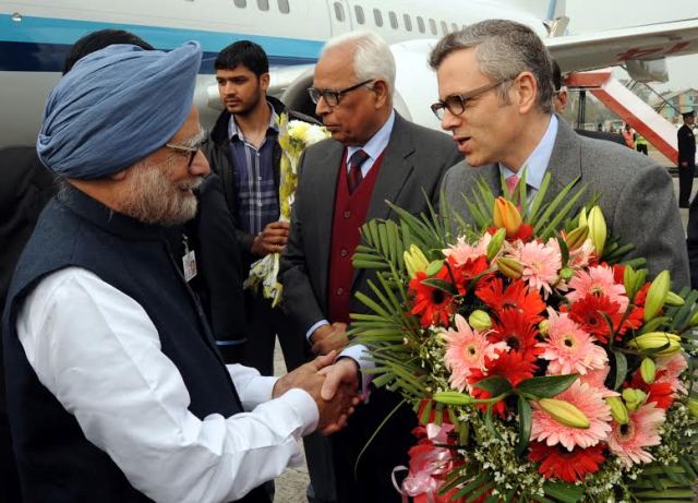 Chief Minister, Omar Abdullah receiving Prime Minister, Dr. Manmohan Singh at Jammu Airport