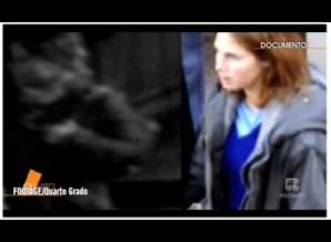 Split Screen Close-up, showing bulging cheek of mystery woman (screen left), versus Amanda Knox (screen right). Notice the bulging is below ear level on the CCTV mystery woman, while Amanda Knox face is slim at ear level. 