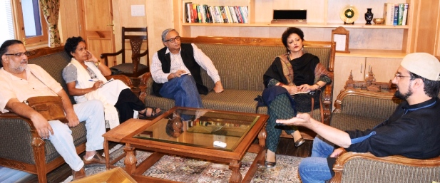 APHC leader, Mirwaiz Umar Farooq meeting with Indian civil society delegation 
