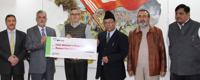 Chairman J&K Bank presents dividend cheques of Rs. 128.88 cr to CM