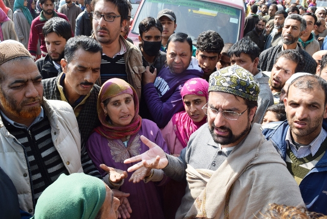 APHC leader, Mirwaiz Umar Farooq with flood victims 