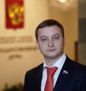 “Of course we understand that this group initially received support from the United States because they fought with [Syrian President Bashar] Assad, but their game ended in creating a new monster. Now IS militants are threatening Russia, they make propaganda videos that are freely distributed on the Russian internet", said Roman Khudyakov. 