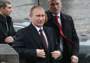 Putin arrives at the Kremlin surrounded by bodyguards...