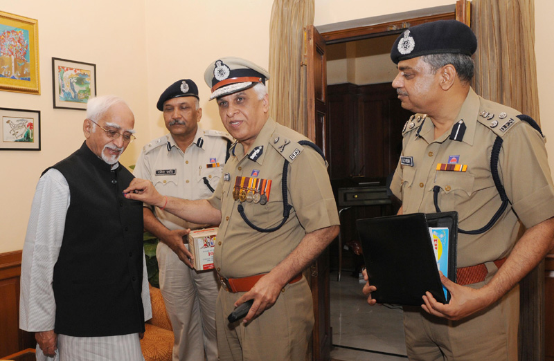 The Director-Delhi Fire Services, Mr. A.K. Sharma pinning a flag on the Vice President, Mr. Mohd. Hamid Ansari, on the occasion of the Delhi Fire Service Week, in New Delhi on April 16, 2015.