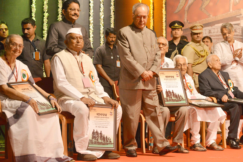 The President, Mr. Pranab Mukherjee felicitated the Freedom Fighters, during the presentation of the Punyabhushan Awards, in Pune, Maharashtra on June 26, 2015. The Governor of Maharashtra, Mr. C. Vidyasagar Rao is also seen.