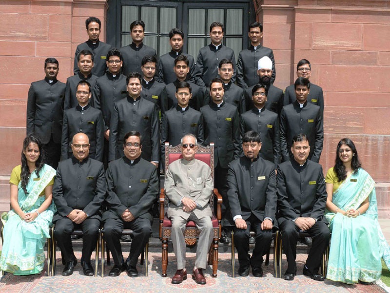 The President, Mr. Pranab Mukherjee with the Officers Trainees of the Indian Engineering Services (IES) of 2015 Batch from CPWD Training Institute, Ghaziabad, at Rashtrapati Bhavan, in New Delhi on June 01, 2016.