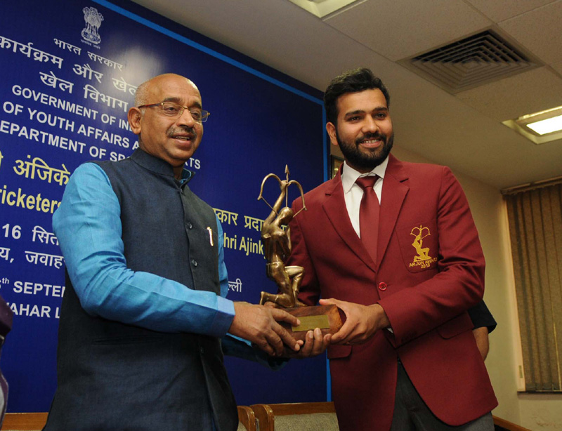 The Minister of State for Youth Affairs and Sports (I/C), Water Resources, River Development and Ganga Rejuvenation, Mr. Vijay Goel conferring the Arjuna Award on Cricketer Rohit Sharma, in New Delhi on September 16, 2016.