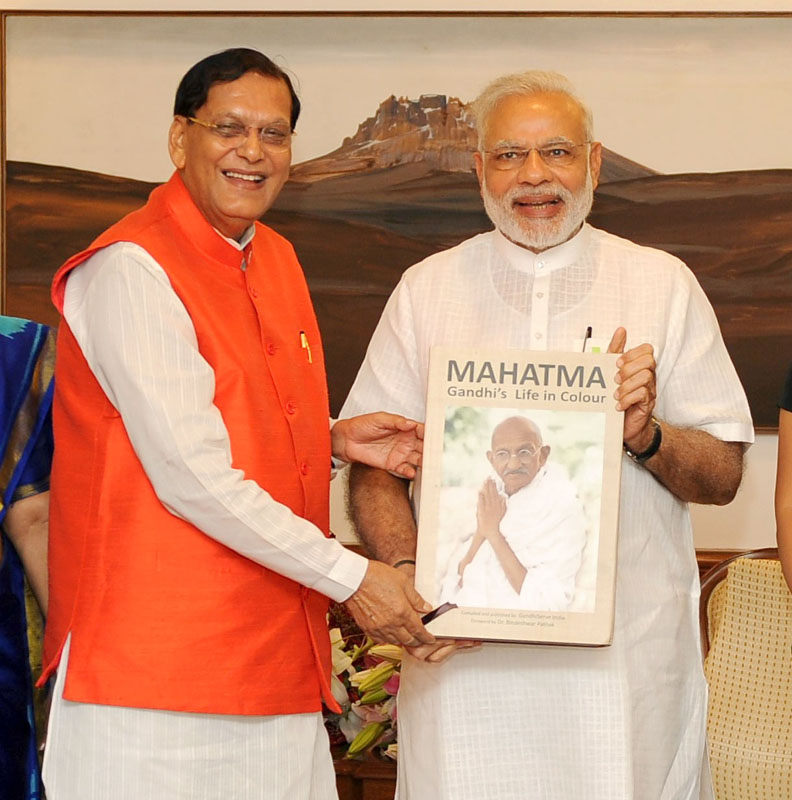 The Prime Minister, Mr. Narendra Modi receiving a book ‘Mahatma Gandhi’s Life in Colour’, compiled and published by Gandhi Serve India from Bindeshwar Pathak, in New Delhi on October 02, 2016.